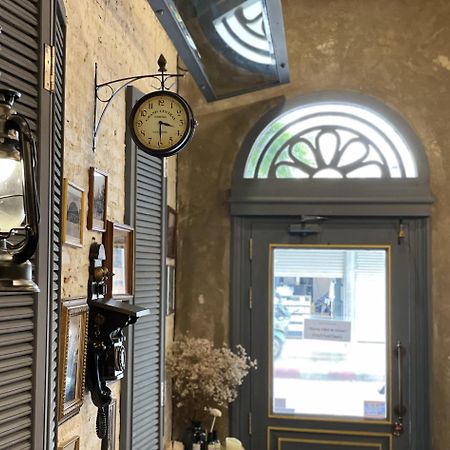 Central Old Town Cottage Банкок Екстериор снимка