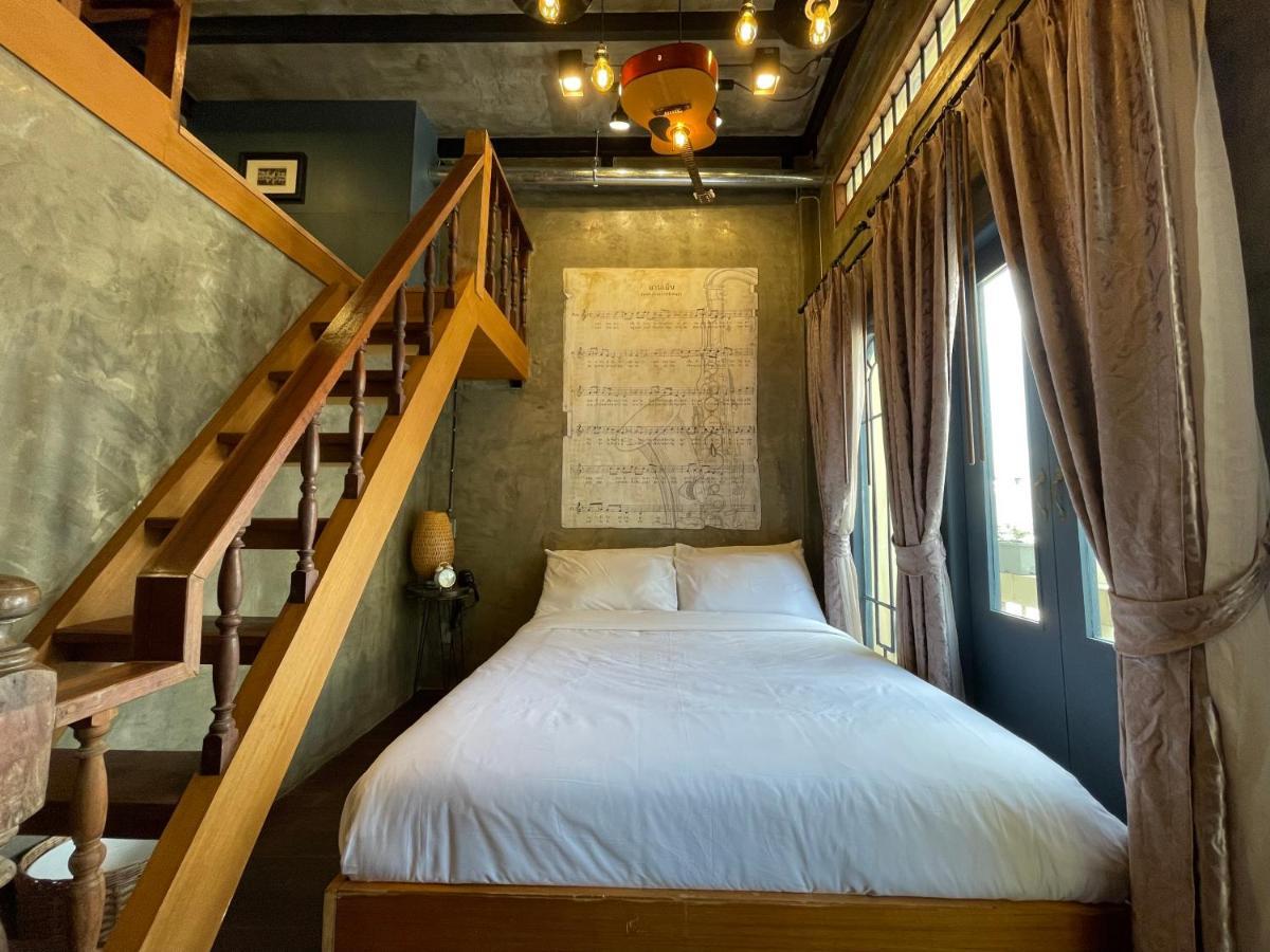 Central Old Town Cottage Банкок Екстериор снимка