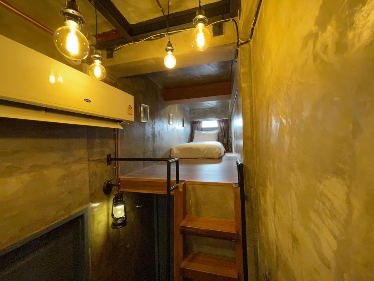 Central Old Town Cottage Банкок Екстериор снимка