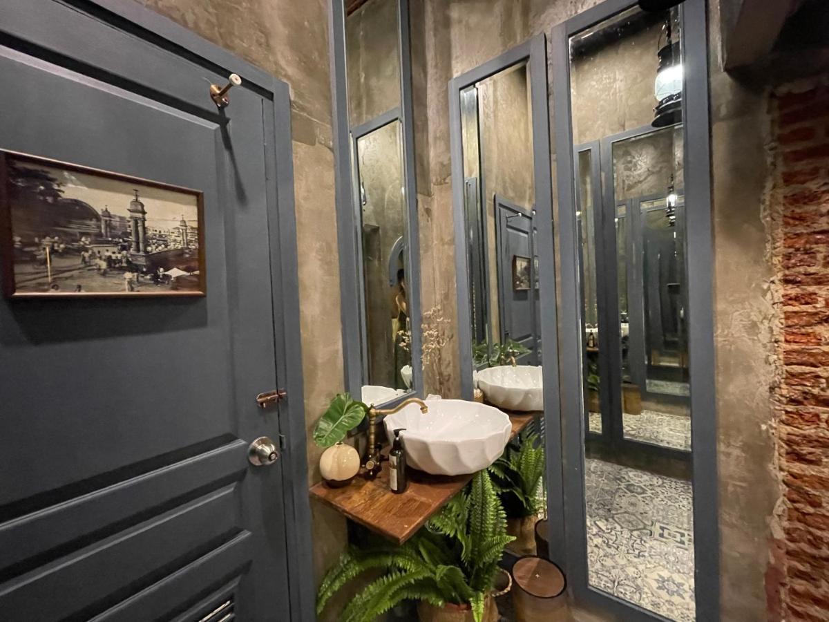 Central Old Town Cottage Банкок Екстериор снимка