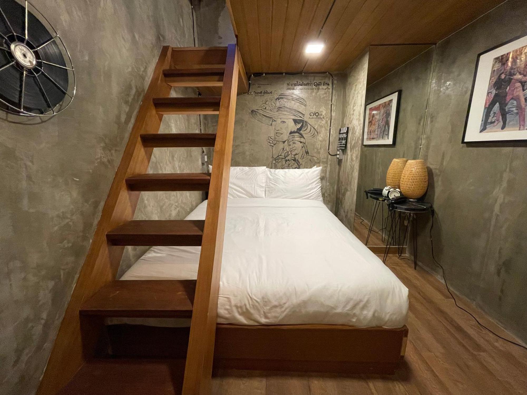 Central Old Town Cottage Банкок Екстериор снимка