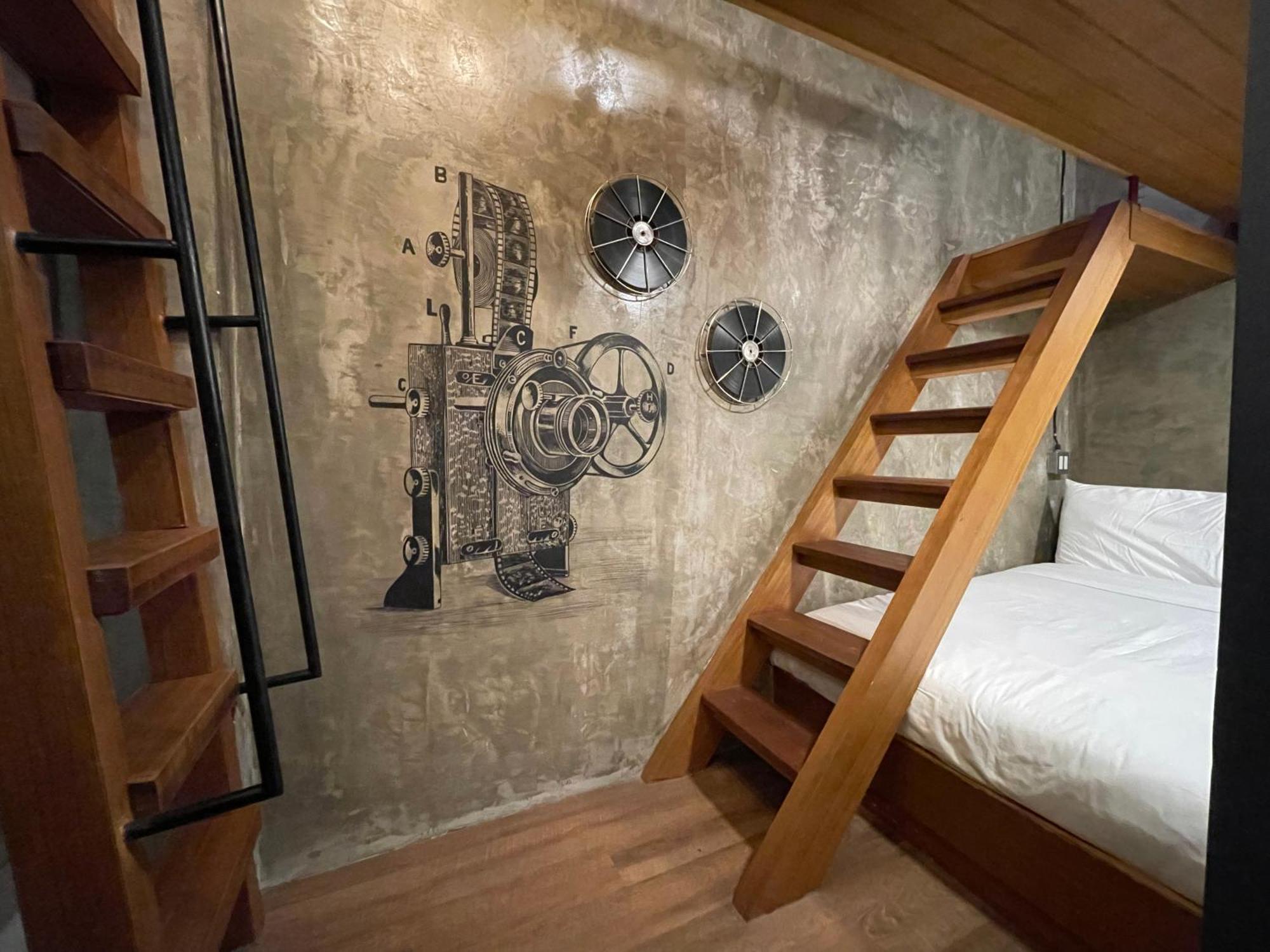 Central Old Town Cottage Банкок Екстериор снимка