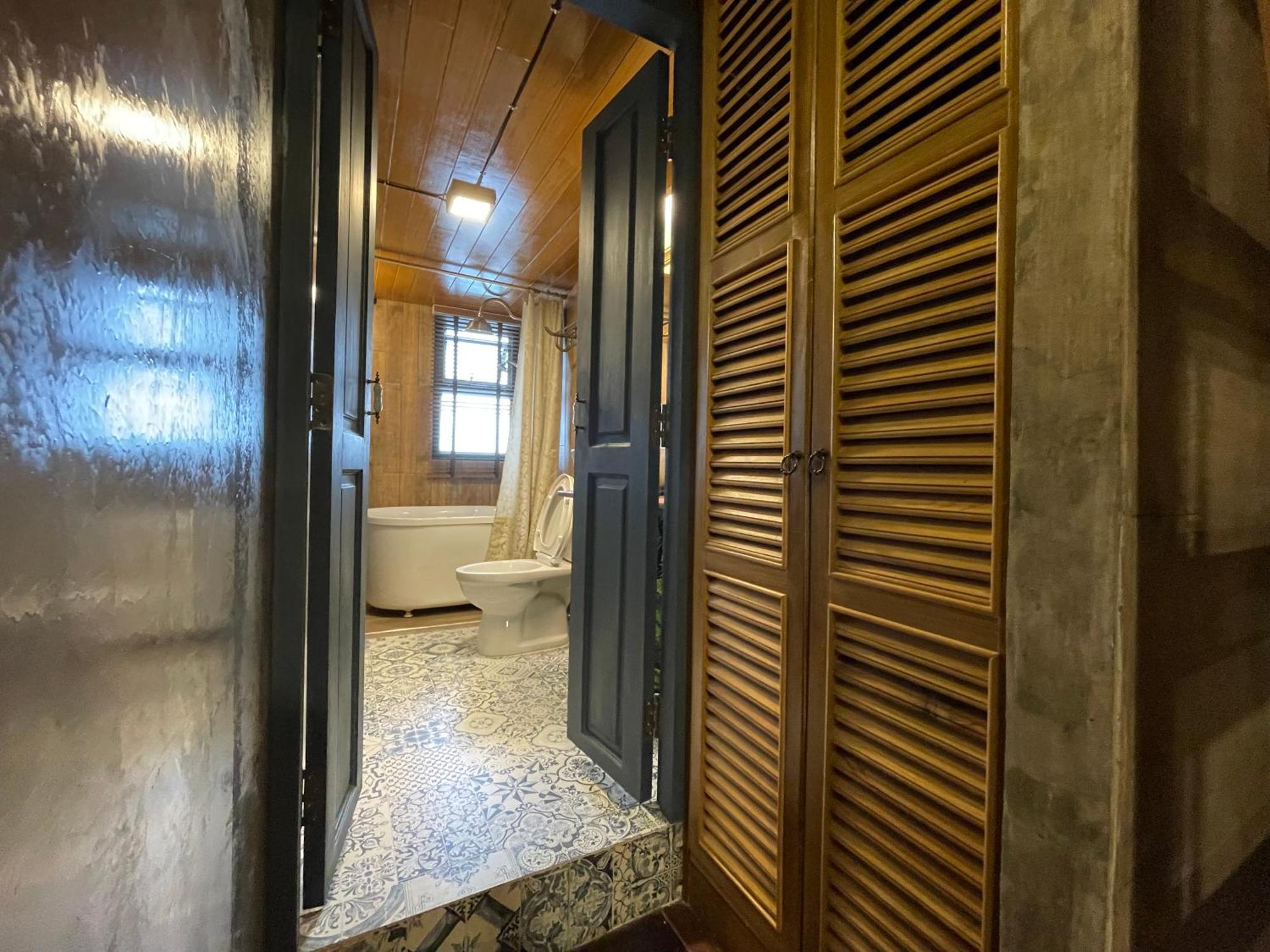 Central Old Town Cottage Банкок Екстериор снимка