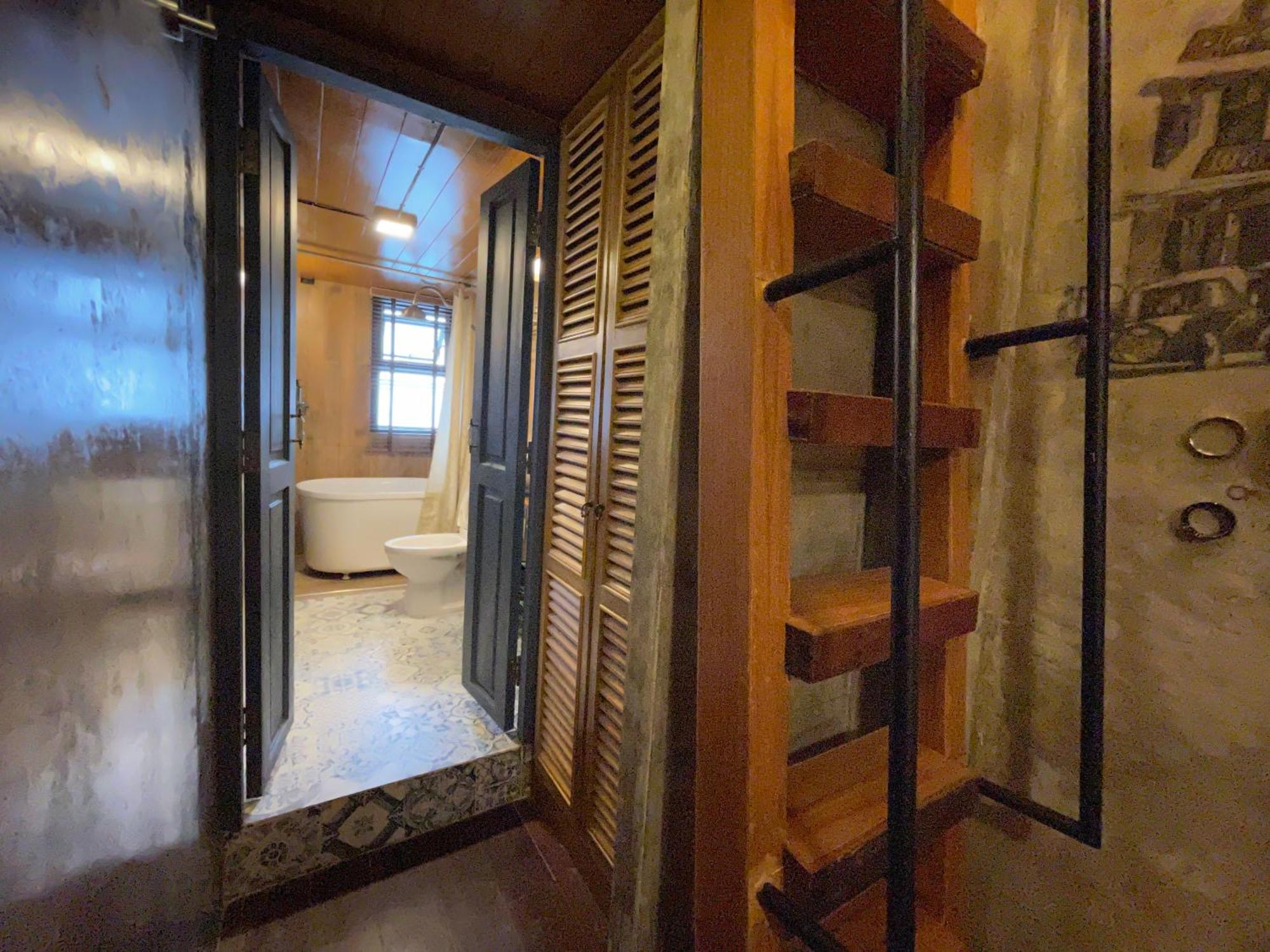 Central Old Town Cottage Банкок Екстериор снимка
