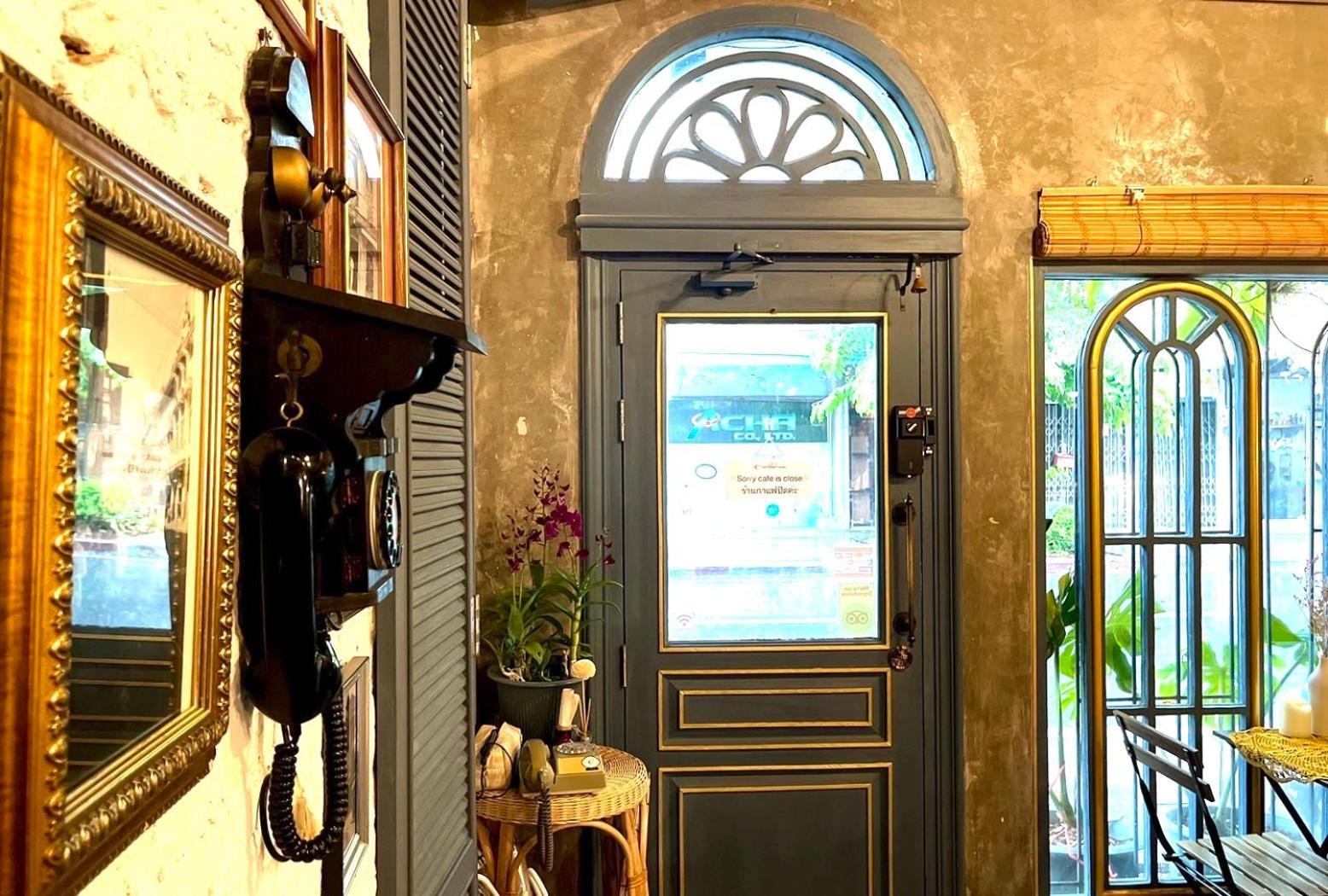 Central Old Town Cottage Банкок Екстериор снимка