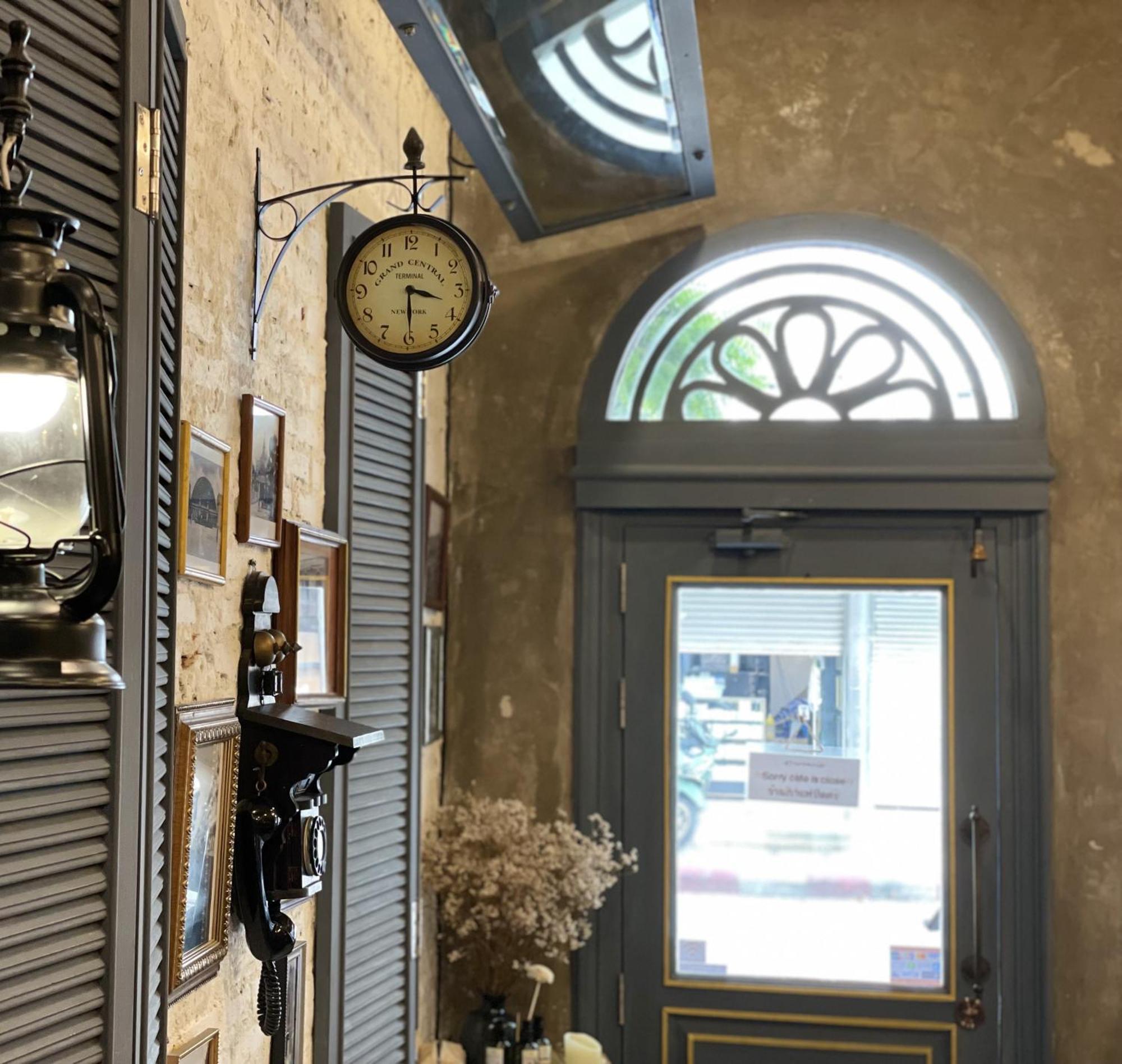 Central Old Town Cottage Банкок Екстериор снимка