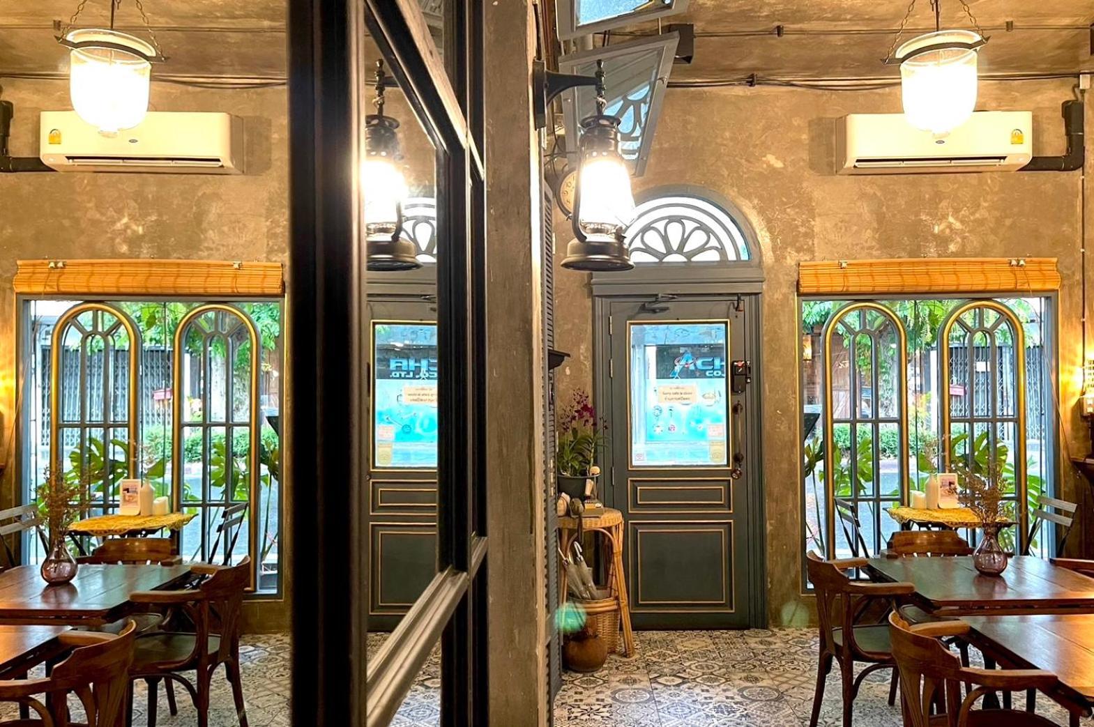 Central Old Town Cottage Банкок Екстериор снимка